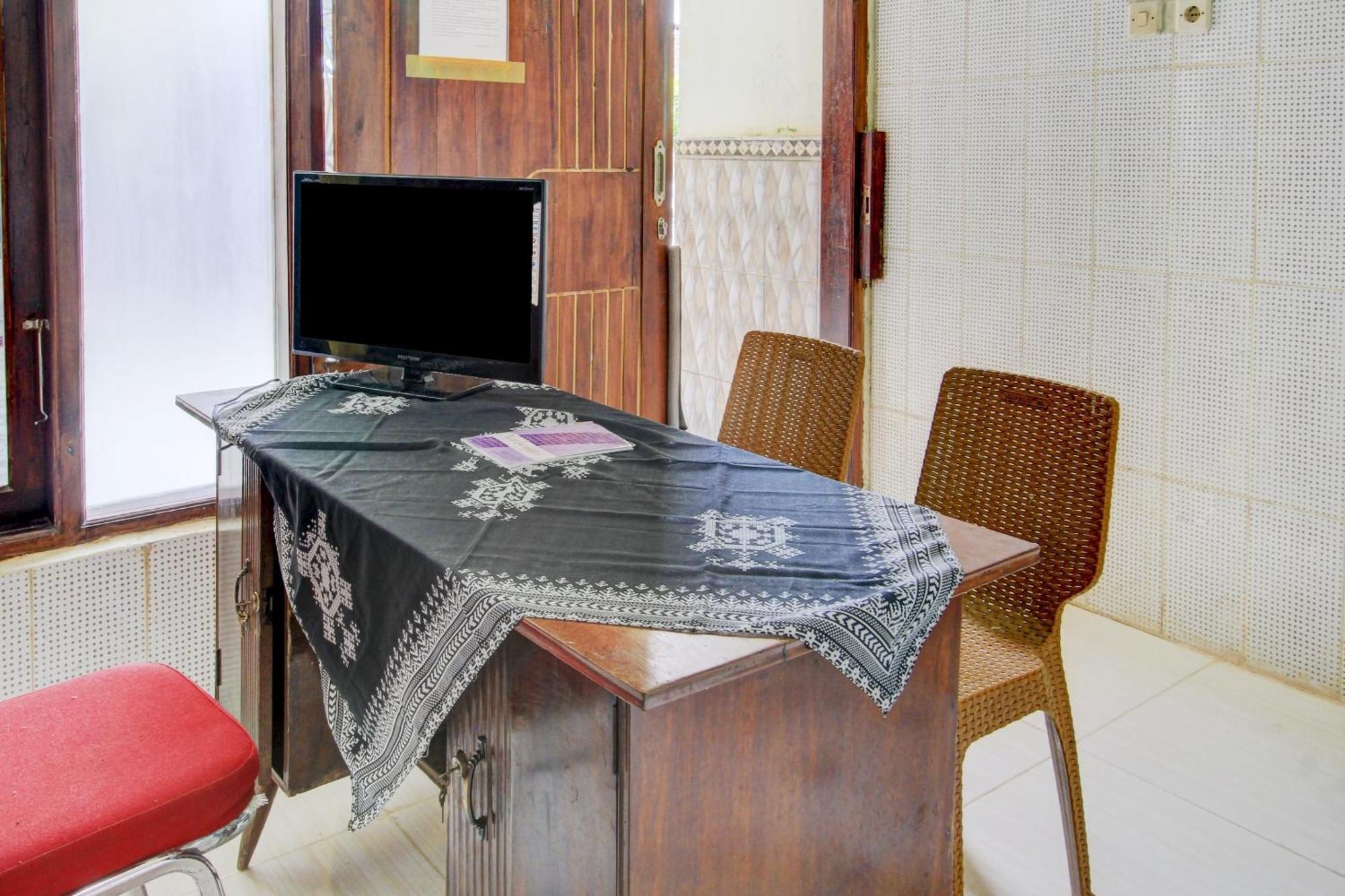 Oyo 90725 Zeevanna Guest House Syariah Kediri  Bagian luar foto