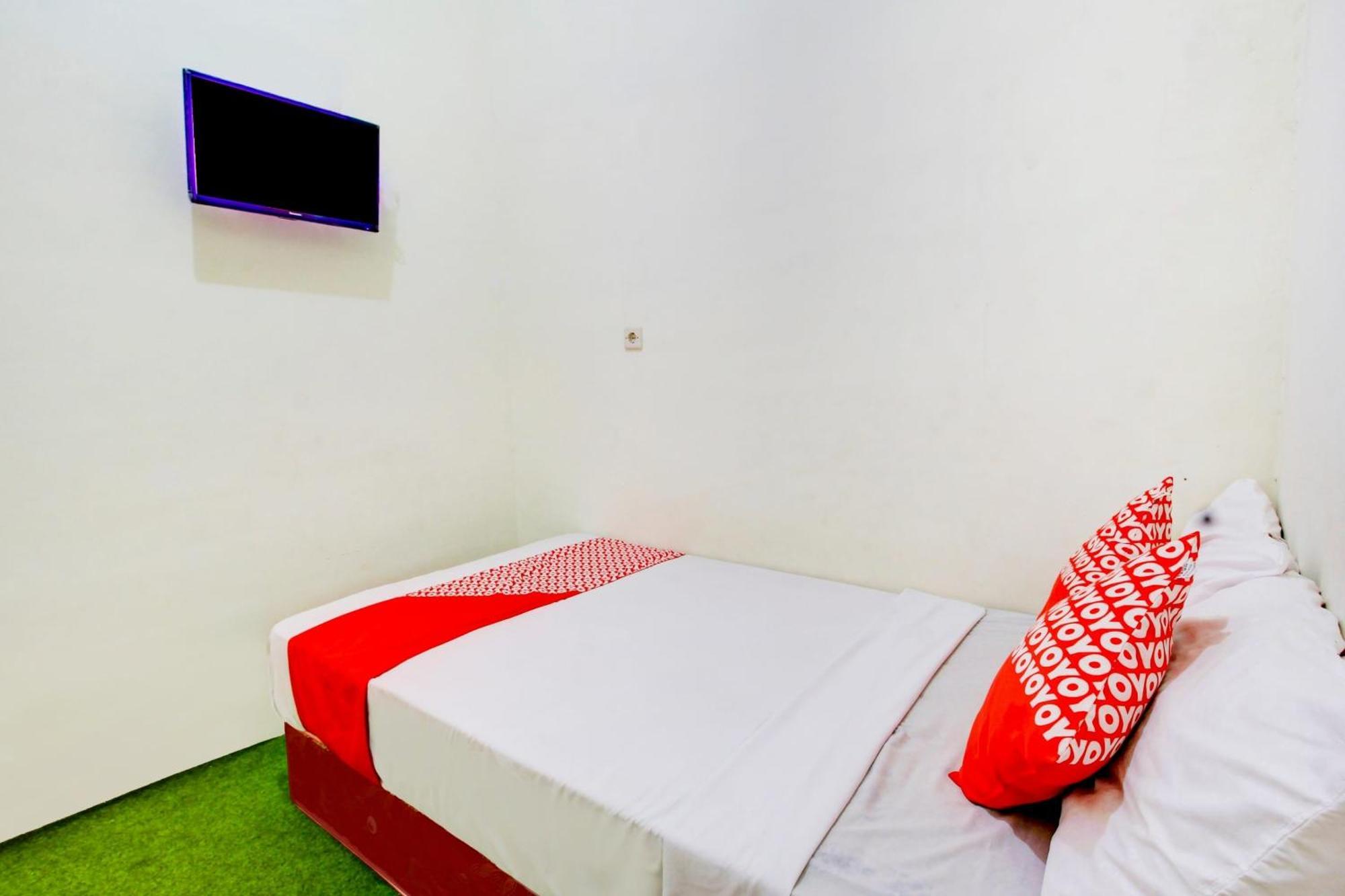 Oyo 90725 Zeevanna Guest House Syariah Kediri  Bagian luar foto