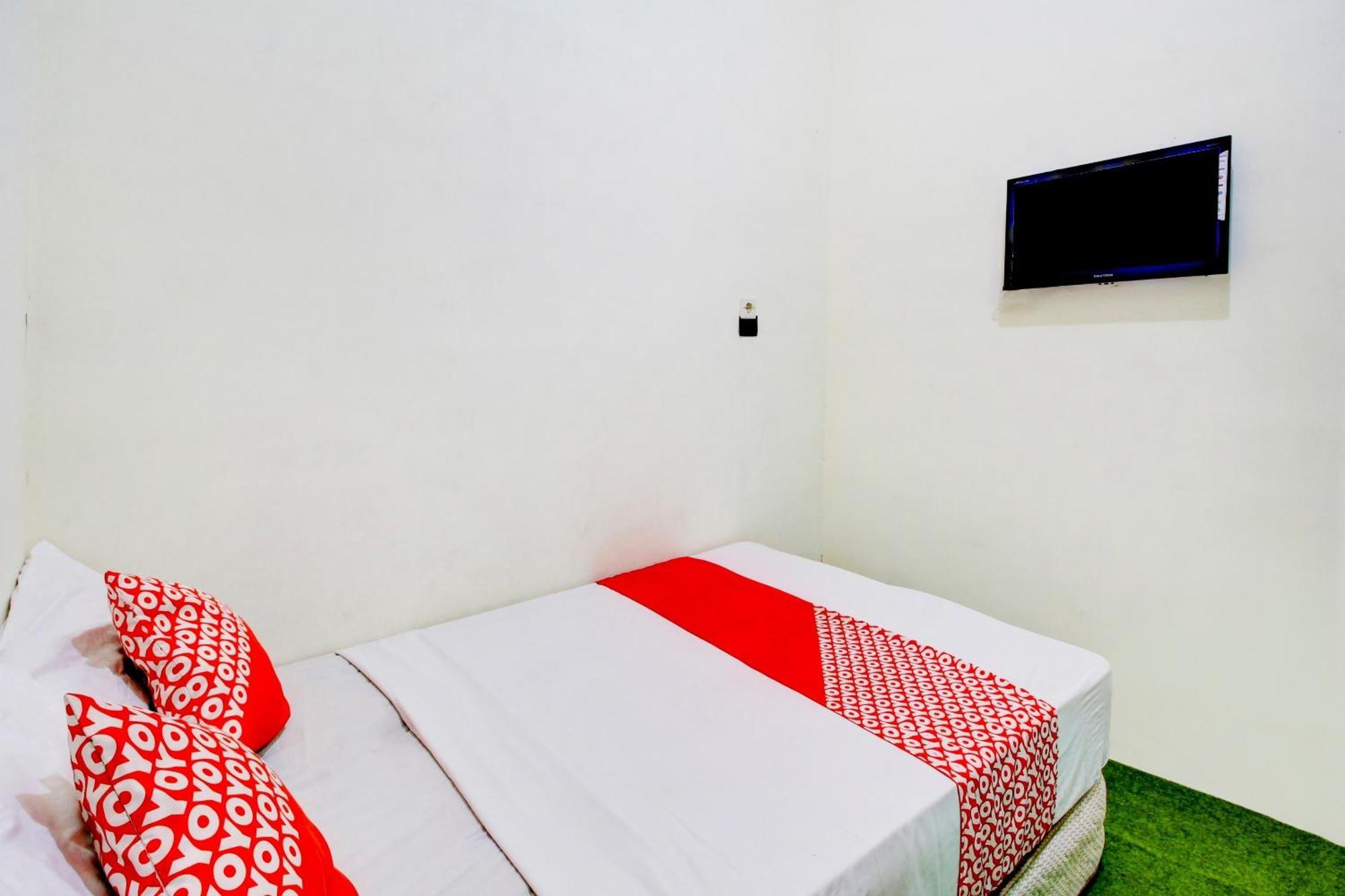 Oyo 90725 Zeevanna Guest House Syariah Kediri  Bagian luar foto