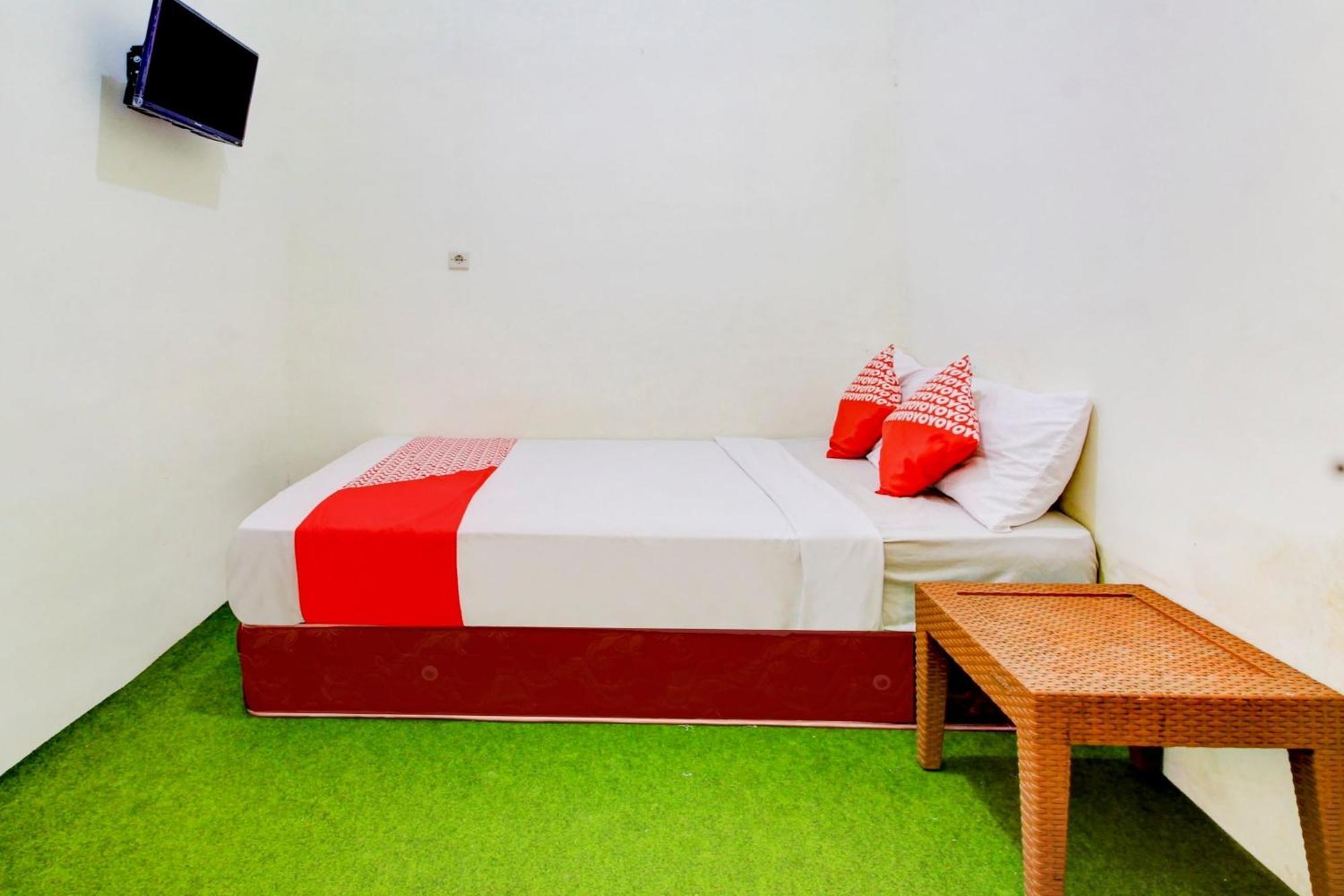Oyo 90725 Zeevanna Guest House Syariah Kediri  Bagian luar foto