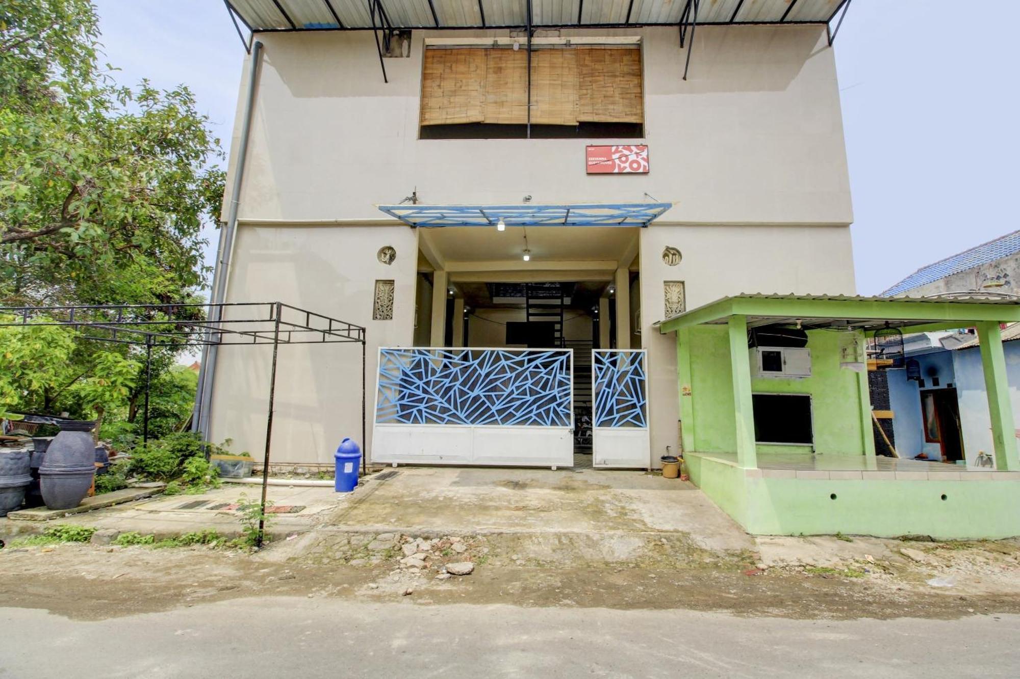 Oyo 90725 Zeevanna Guest House Syariah Kediri  Bagian luar foto