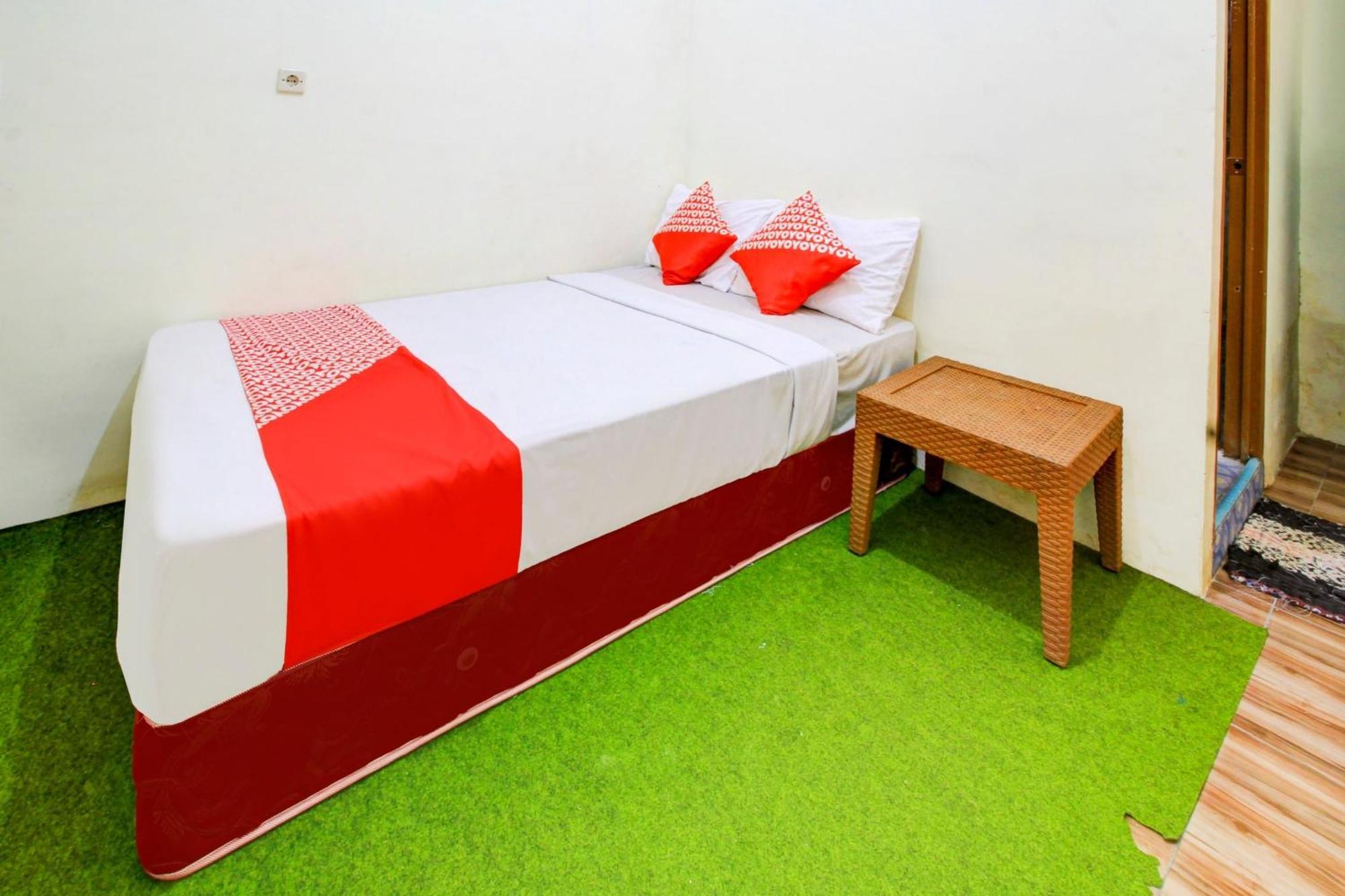 Oyo 90725 Zeevanna Guest House Syariah Kediri  Bagian luar foto