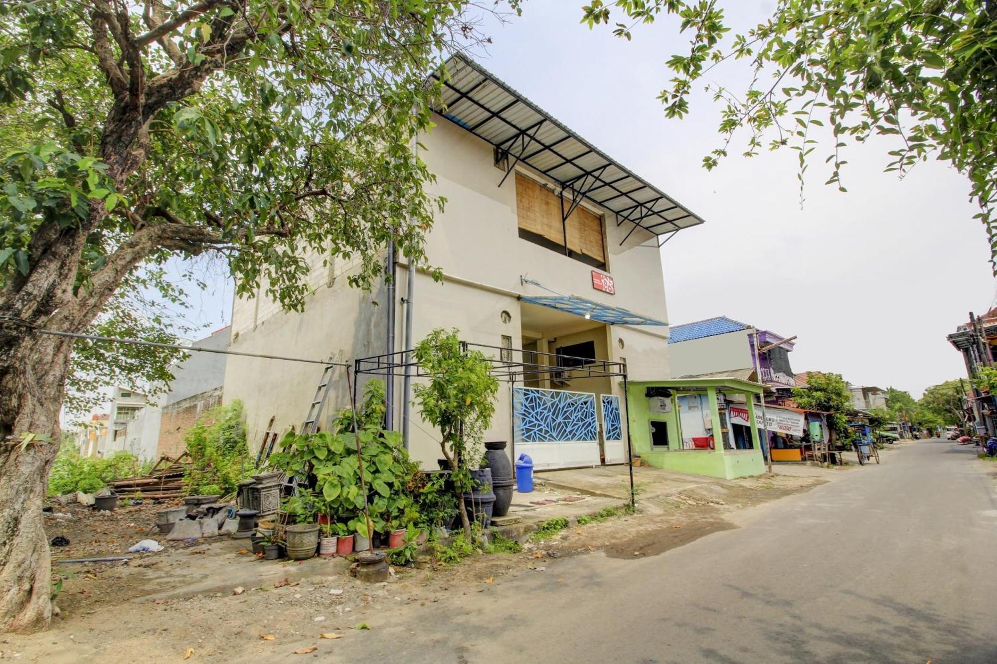 Oyo 90725 Zeevanna Guest House Syariah Kediri  Bagian luar foto