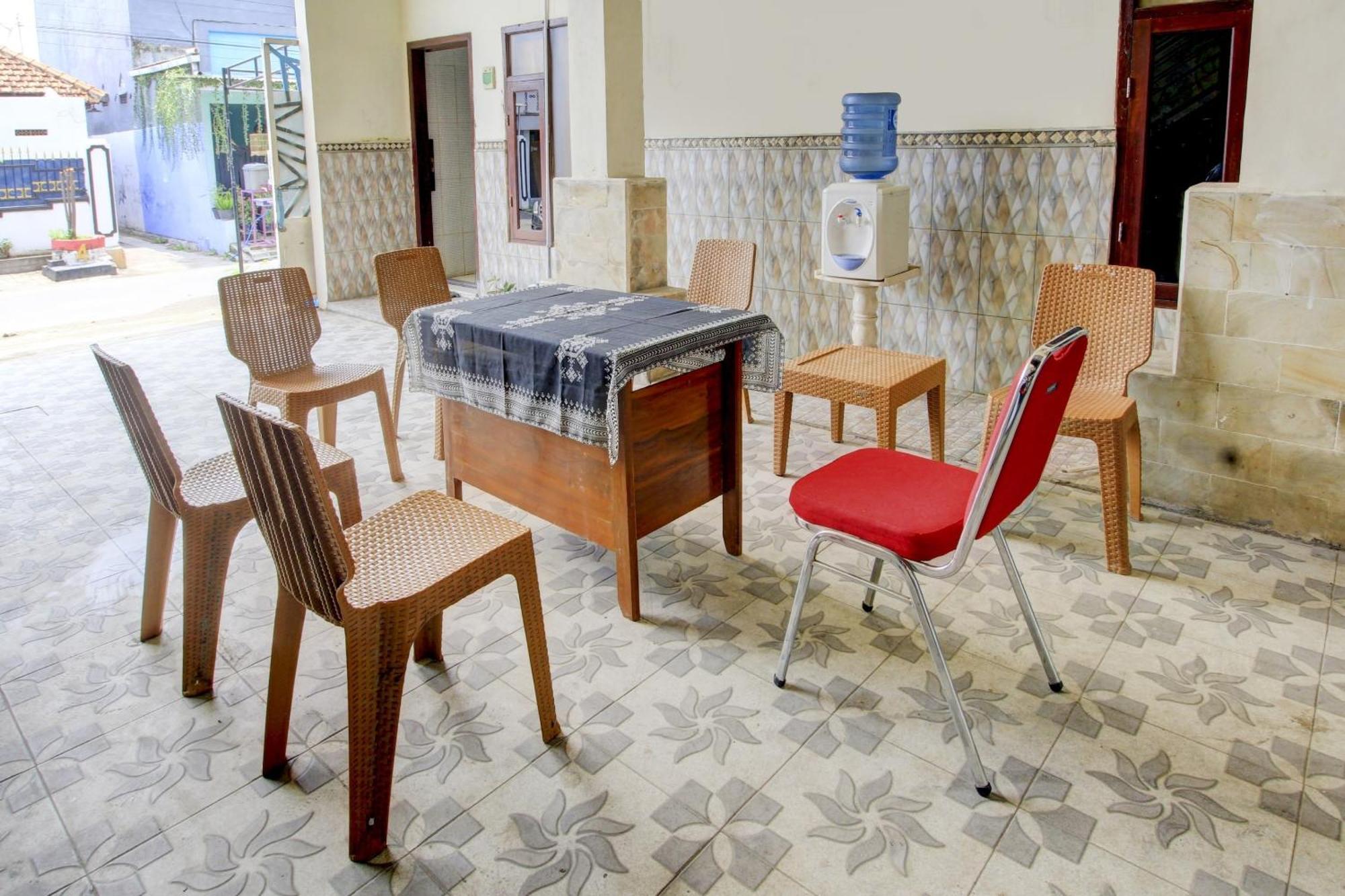 Oyo 90725 Zeevanna Guest House Syariah Kediri  Bagian luar foto
