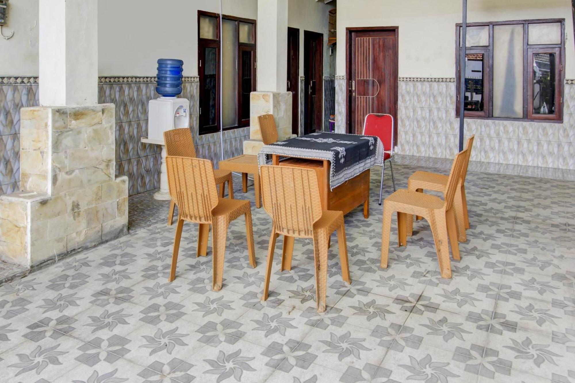 Oyo 90725 Zeevanna Guest House Syariah Kediri  Bagian luar foto